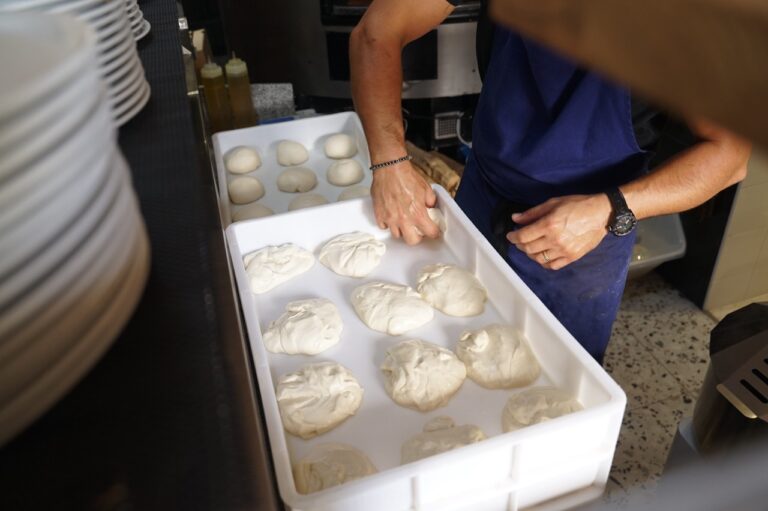 Adrien notre pizzaiolo de A Tavola prépare les patons pour faire les pizzas