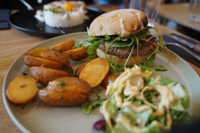 Burger italien avec roquette, steak haché local et fromage italien - chaudon