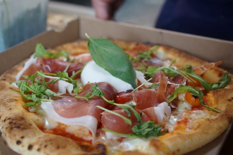 pizza A Tavola - vente à emporter. Pizza burrata et jambon de pays