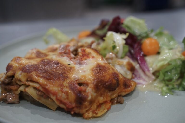Pasta A Tavola : lasange au boeuf gourmande servie avec uen salade