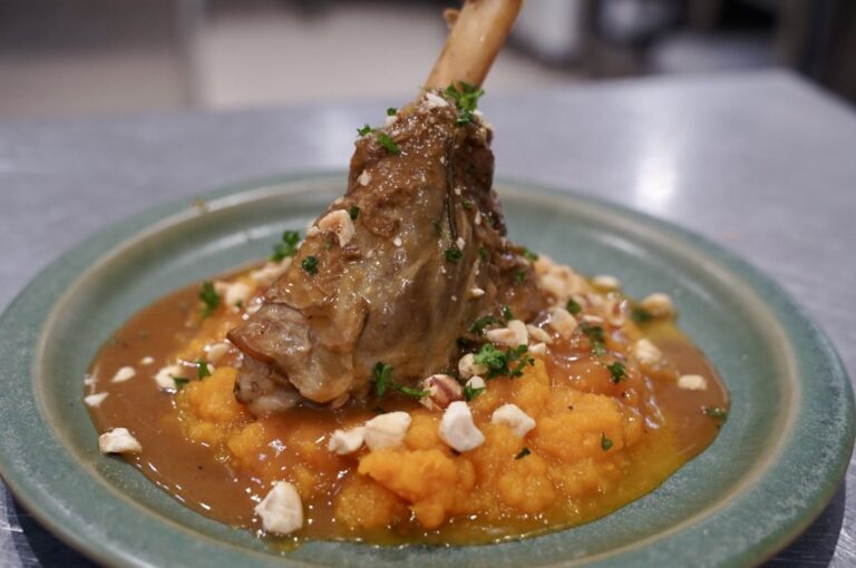 plat du moment A Tavola : carré d'agneau, purée de potimarron et noisettes