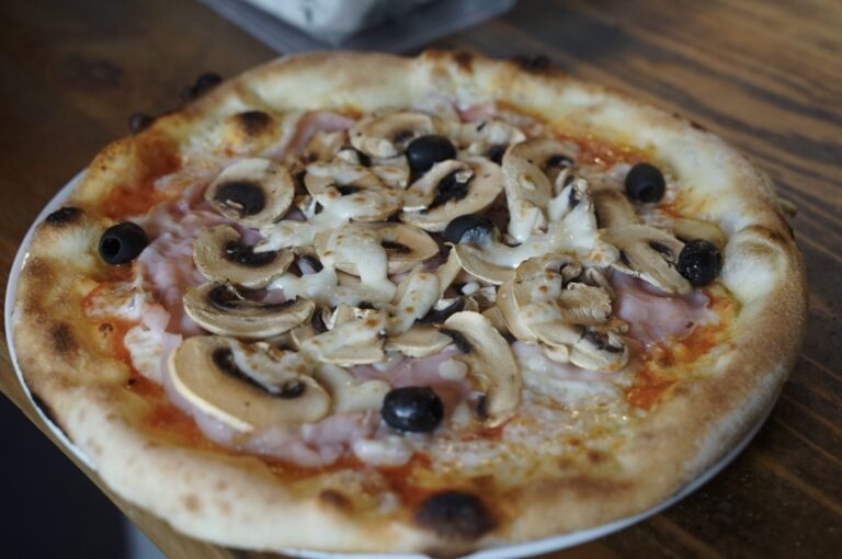 Pizza regina A Tavola : jambon de pays, mozarella fondante et champignons de Paris