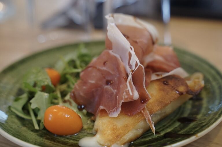 Entrée A Tavola : samoussa comté et jambon italien de pays et tomate cerise